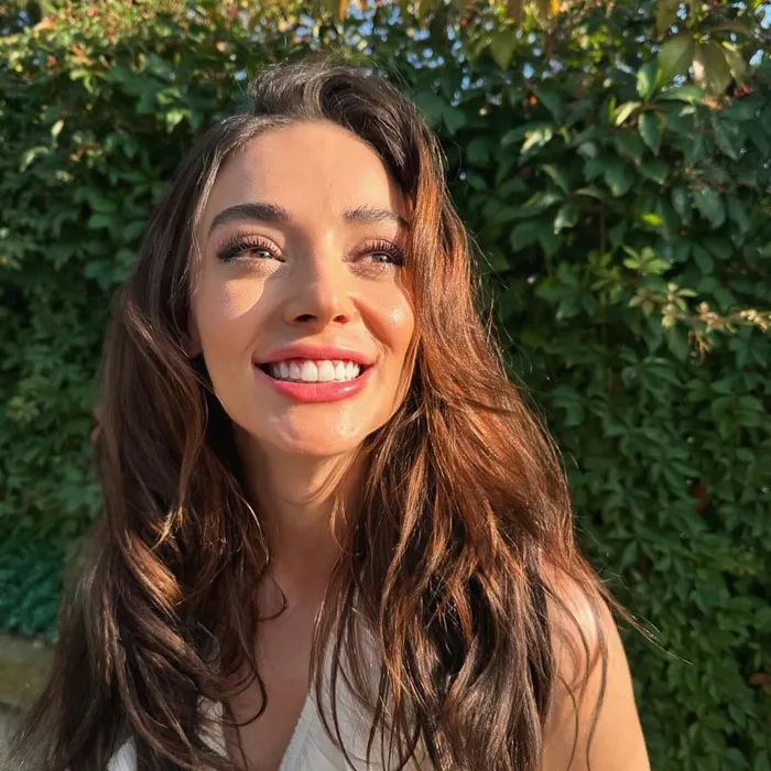 Çifte kumrular aşk tatilinde! Oyuncu Rabia Soytürk ve mimar sevgilisi Samet Vuruşan’ın çok konuşulan pozları!