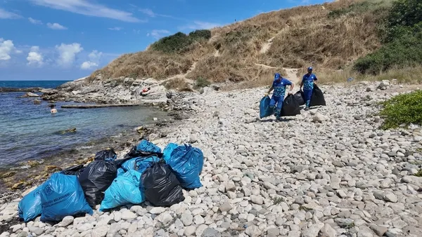 ibb-sorumlulugundaki-karaburun-sahilini-arnavutkoy-belediyesi-temizledi-1783953388603.jpg