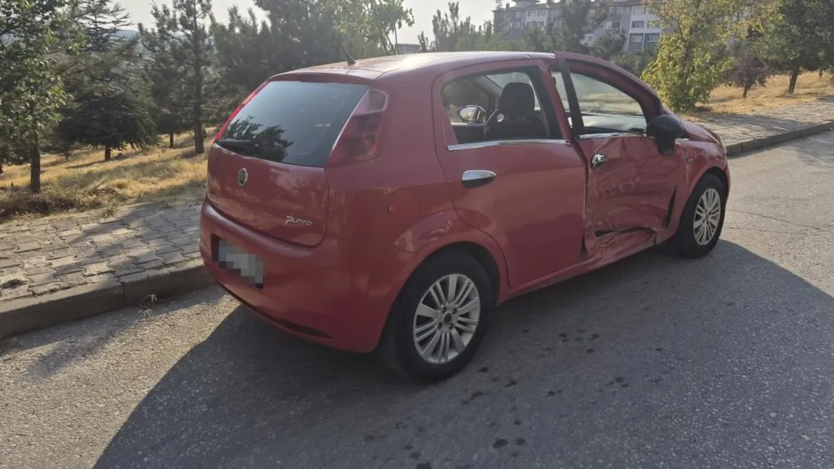 Eskişehir’de 2 otomobilin çarpıştığı kazada 6 kişi yaralandı Eskişehir’de 2 otomobilin çarpıştığı kazada 6 kişi yaralandı