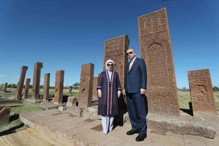 Başkan Erdoğan'dan Malazgirt Zaferi kutlamaları öncesi Ahlat Selçuklu Meydan Mezarlığı'na ziyaret