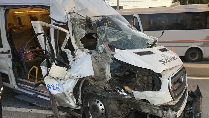 arnavutkoyde-servis-minibusu-hafriyat-kamyonuna-carpti-9-yarali-1792561710288.jpg