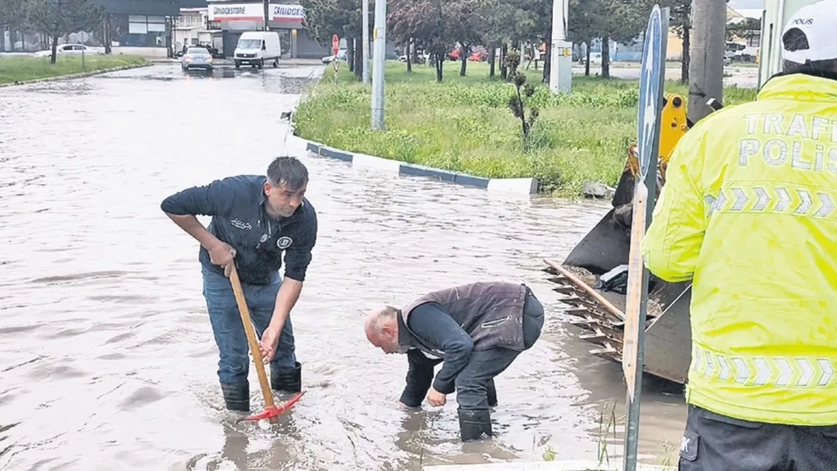Sağanak ve dolu aniden vurdu