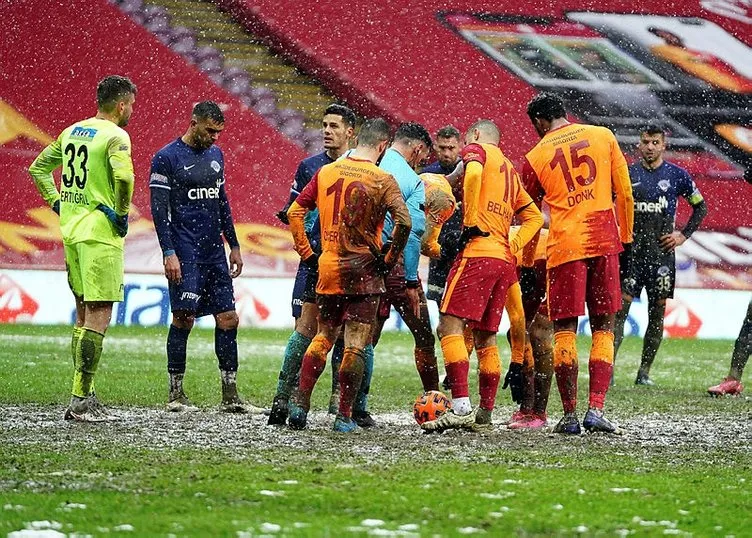 Yoğun kar yağışı Galatasaray - Kasımpaşa maçını olumsuz etkiledi! Saha zemini çamura döndü...