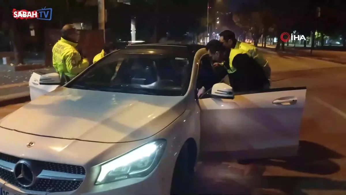 Polis ekiplerinden kaçmaya çalışan alkollü sürücü 63 bin 911 TL ceza yedi | Video videosunu izle Polis ekiplerinden kaçmaya çalışan alkollü sürücü 63 bin 911 TL ceza yedi | Video videosunu izle