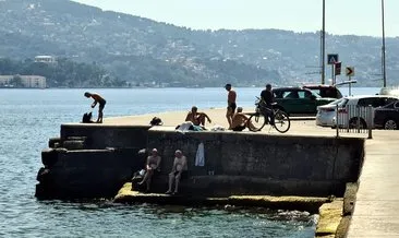 Aşırı sıcaklar İstanbulluları denize döktü! Sıcaktan bunalanlar Boğaz'da yüzerek serinledi #istanbul