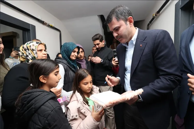 Bakan Murat Kurum’dan Öğretmenler Günü’nde anlamlı ziyaret: Depremde evi yıkılan Başöğretmenin yeni evine misafir oldu!