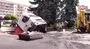Ukrayna’da yol çöktü, kamyon çukura düştü | Video