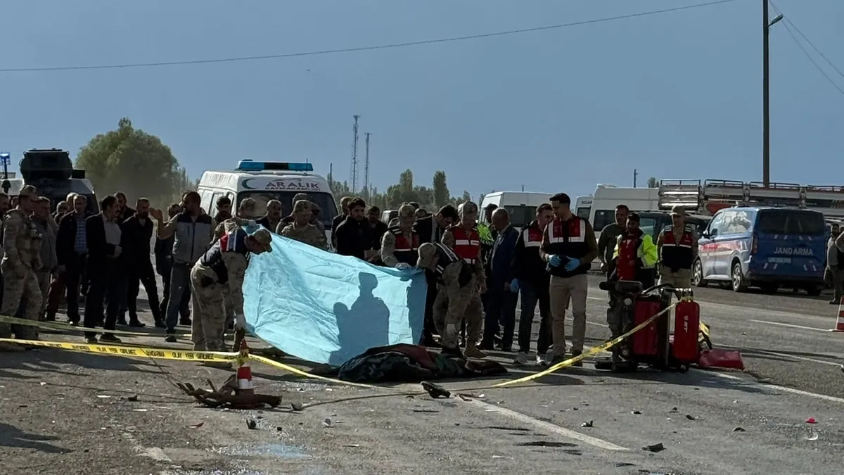 Feci kazada motosiklet sürücüsü hayatını kaybetti Feci kazada motosiklet sürücüsü hayatını kaybetti