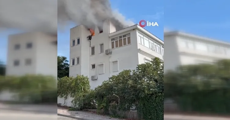 4 katlı binanın çatısı alev alev yandı