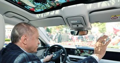 Başkan Erdoğan Togg direksiyonunda! O pankartı görünce otomobili durdurdu: Bu millet ne zeki!