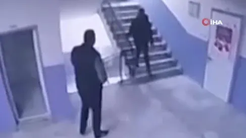 son-dakika-turkiye-bu-goruntuyu-konusuyor-otizmli-ogrenciyi-merdivenlerden-atan-okul-muduru-hakkinda-yeni-geli-1762861743731.jpg