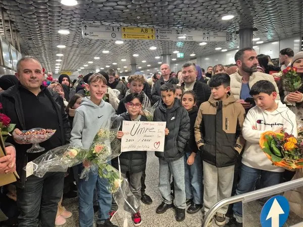 umreciler-gullerle-karsilandi-1736070140130.jpeg