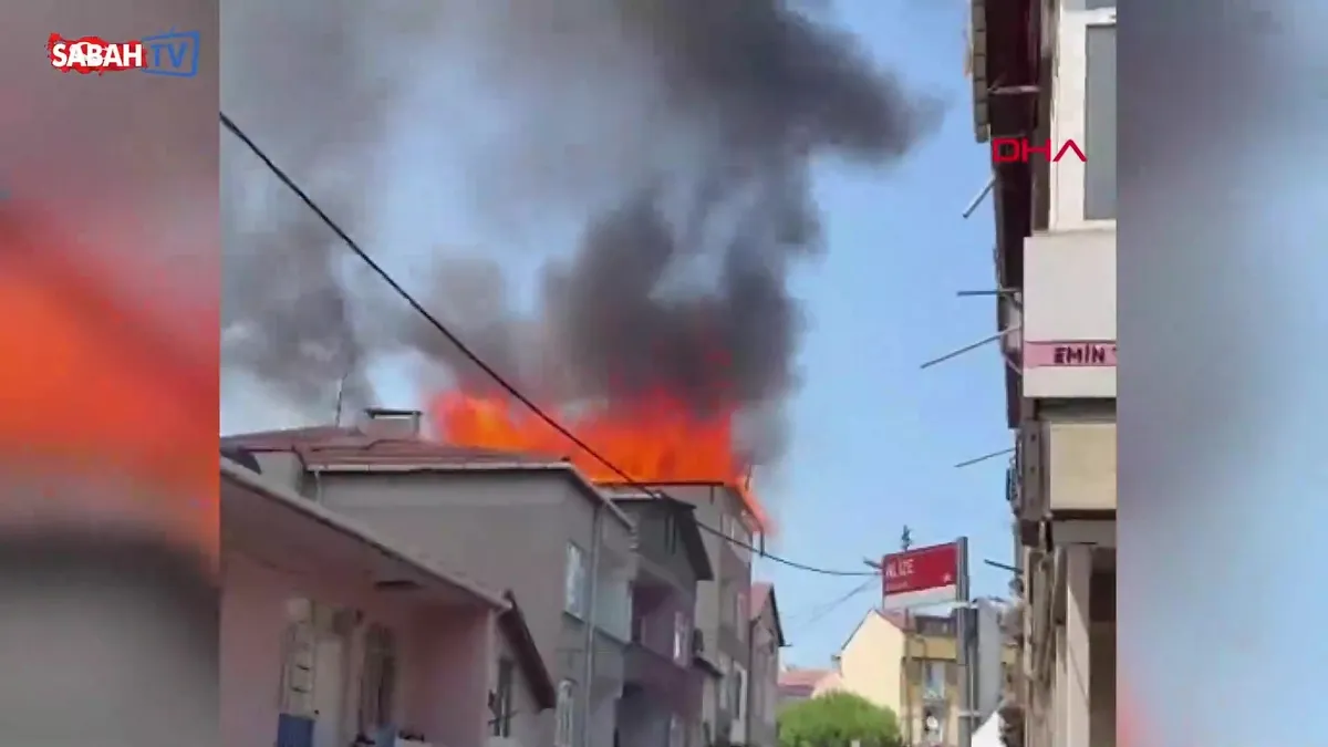 Pendik’te 5 katlı binanın çatısında yangın: Ekiplerin müdahalesi sürüyor! | Video videosunu izle Pendik’te 5 katlı binanın çatısında yangın: Ekiplerin müdahalesi sürüyor! | Video videosunu izle