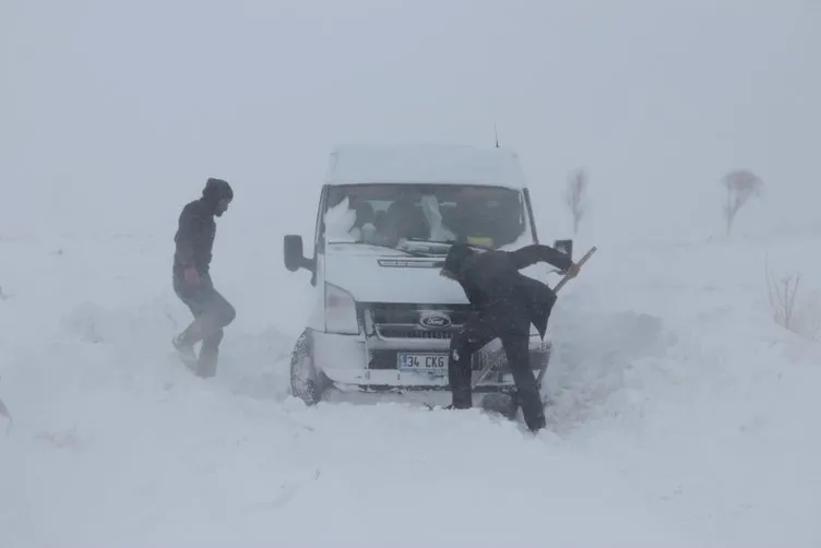 İki farklı iklim: Antalya’da denize girildi, Van’da kar yolları kapadı!