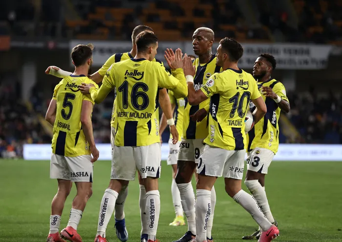 fenerbahce-basaksehiri-yendi-ve-galatasarayi-takibini-surdurdu-1746817116126.jpg