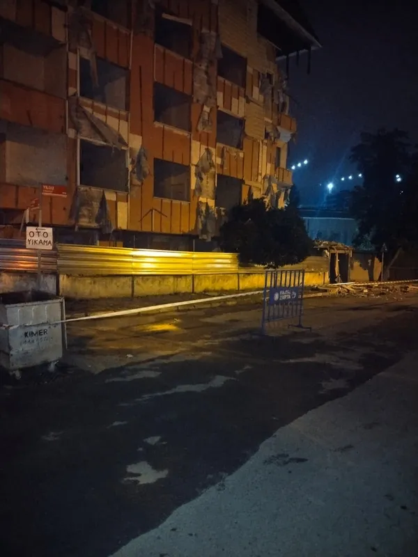 kartalda-tahliye-edilen-5-katli-binanin-parcalari-arabalarin-ustune-dustu-1785053460560.jpg