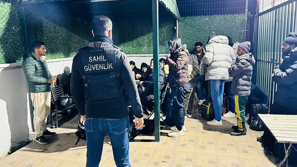 İzmir’de 21 düzensiz göçmen yakalandı İzmir’de 21 düzensiz göçmen yakalandı