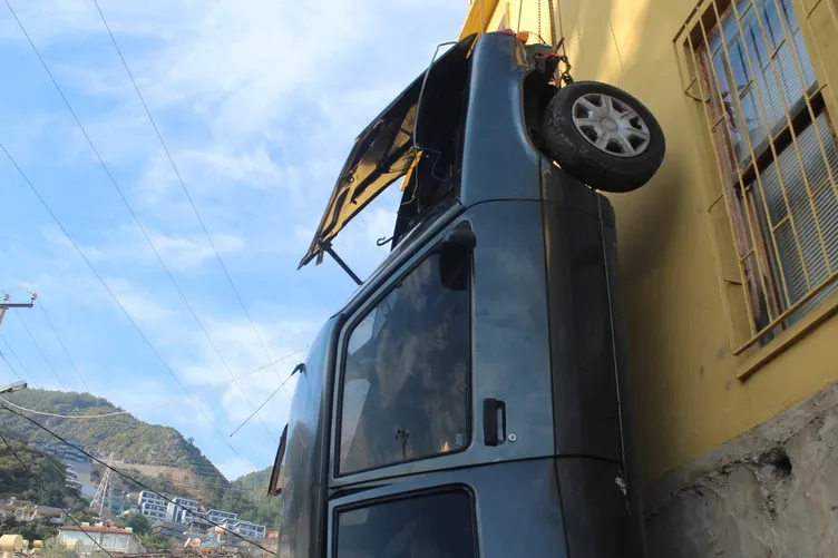 Arabasını binaya astı: Sebebini duyan şaştı kaldı!