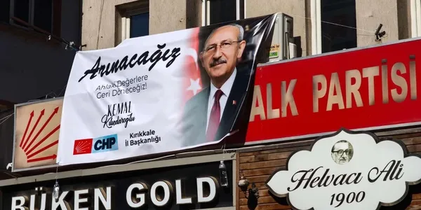 ozgur-ozel-kirikkaledeydi-il-binasina-kilicdaroglunun-arinacagiz-pankarti-1784307101130.jpg