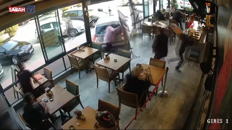 Aydın'da feci kaza! 84 yaşındaki sürücü, arabasıyla kafeye böyle daldı | Video