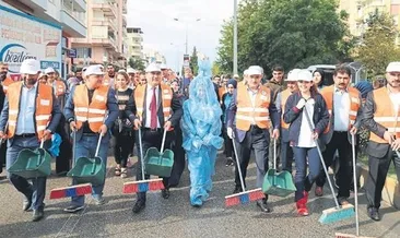 Kaymakam ve başkan temizlik yaptı