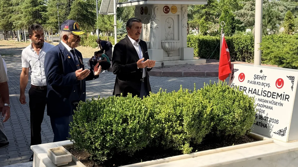 Şehit Ömer Halisdemir'in kabrinin ziyaret edildiği anı gösteren bir fotoğraf.