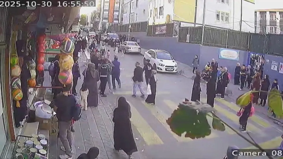 Sultangazi’de taciz iddiası mahalleyi karıştırdı! Şüpheli tekme tokat darbedildi Sultangazi’de taciz iddiası mahalleyi karıştırdı! Şüpheli tekme tokat darbedildi