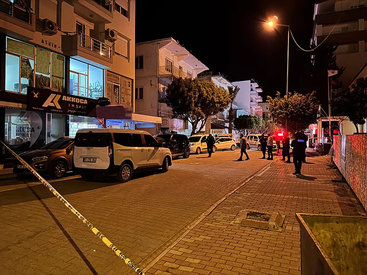 Antalya’da bir iş yerine silahlı saldırı: Kapüşonlu kıyafetleriyle dehşet saçtılar!