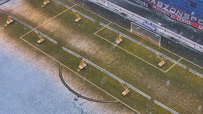 trabzonspor-gaziantep-maci-oncesi-zeminde-kar-temizligi-yapildi-1740315678078.jpeg