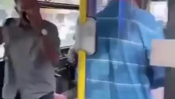 Skandal video! Maske takmayan kadın, yolcunun üstüne tükürdü! Polis bu skandal görüntüleri soruşturuyor! | Video