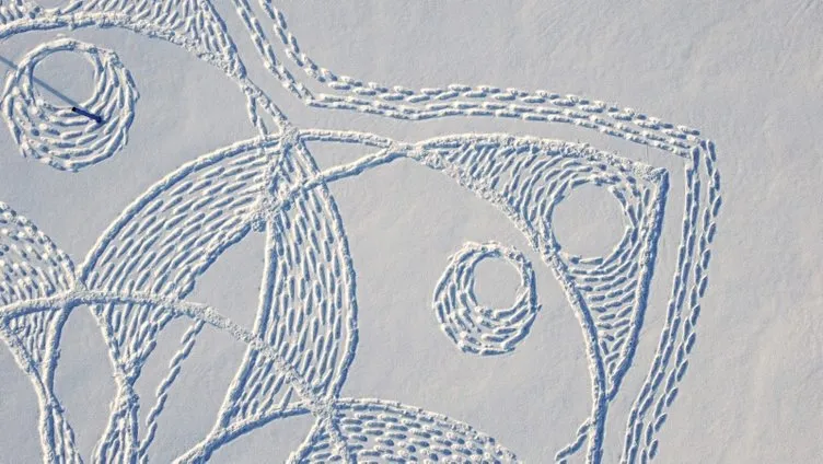 Dünyanın konuştuğu ’kar’ görüntüleri: Binlerce ayak izi ile sanat eseri...