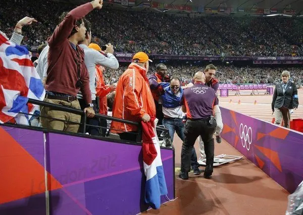 100 metre finalinde piste şişe attı