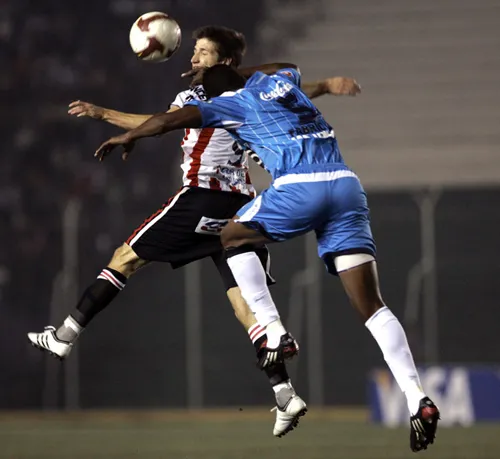 Futbolcuya bıçakla saldırı