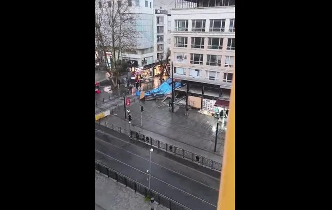 son-dakika-hava-durumu-uyarisi-istanbulu-firtina-vurdu-goruntuler-korkunc-catilar-uctu-agaclar-devrildi-1767869198160.jpg (1705×1080)