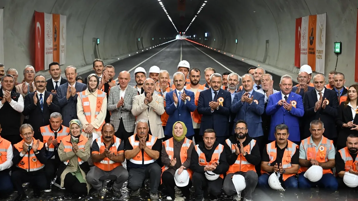 Bakan Uraloğlu duyurdu: Çamlıhemşin Tüneli hizmete açıldı! 772 milyon TL tasarruf sağlanacak