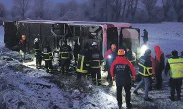 Yolcu otobüsü tarlaya devrildi: 6 ölü, 33 yaralı