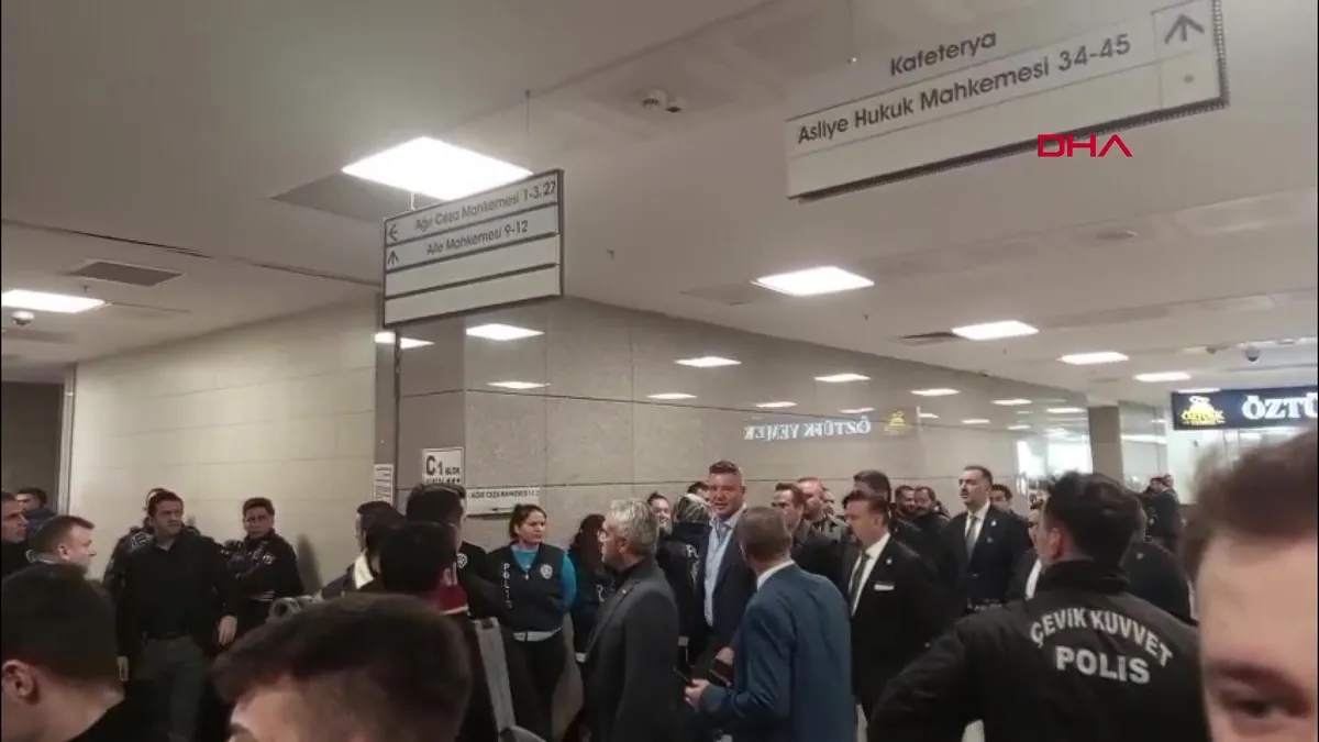 Mert Hakan Yandaş hakim karşısına çıkacak; Saadettin Saran, Ali Koç, Tedesco ve futbolcular adliyeye geldi | Video videosunu izle Mert Hakan Yandaş hakim karşısına çıkacak; Saadettin Saran, Ali Koç, Tedesco ve futbolcular adliyeye geldi | Video videosunu izle