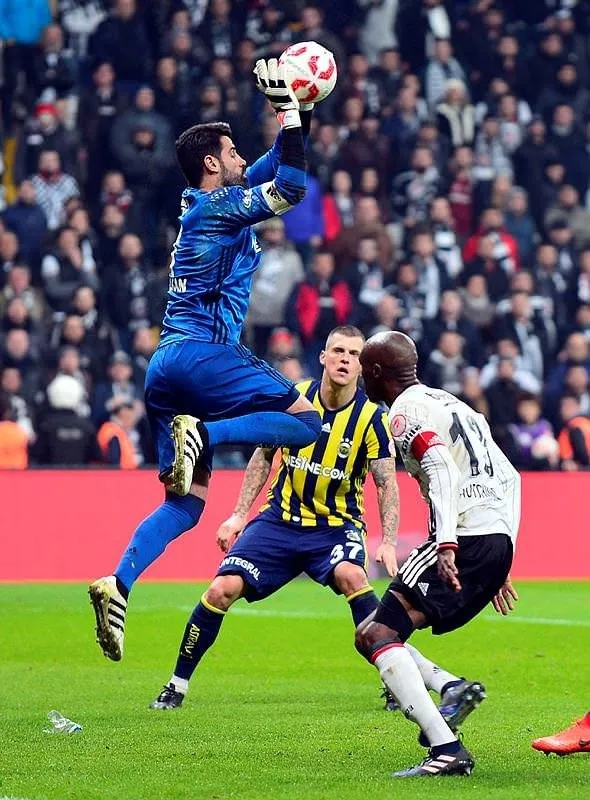 Rıdvan Dilmen: Van Persie de atılmalıydı