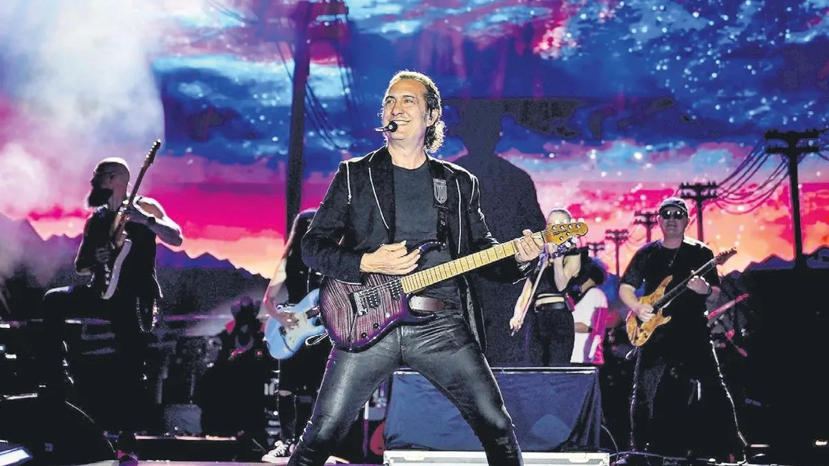 Kıraç şarkılarını şehitlerimiz için söyledi Kıraç şarkılarını şehitlerimiz için söyledi