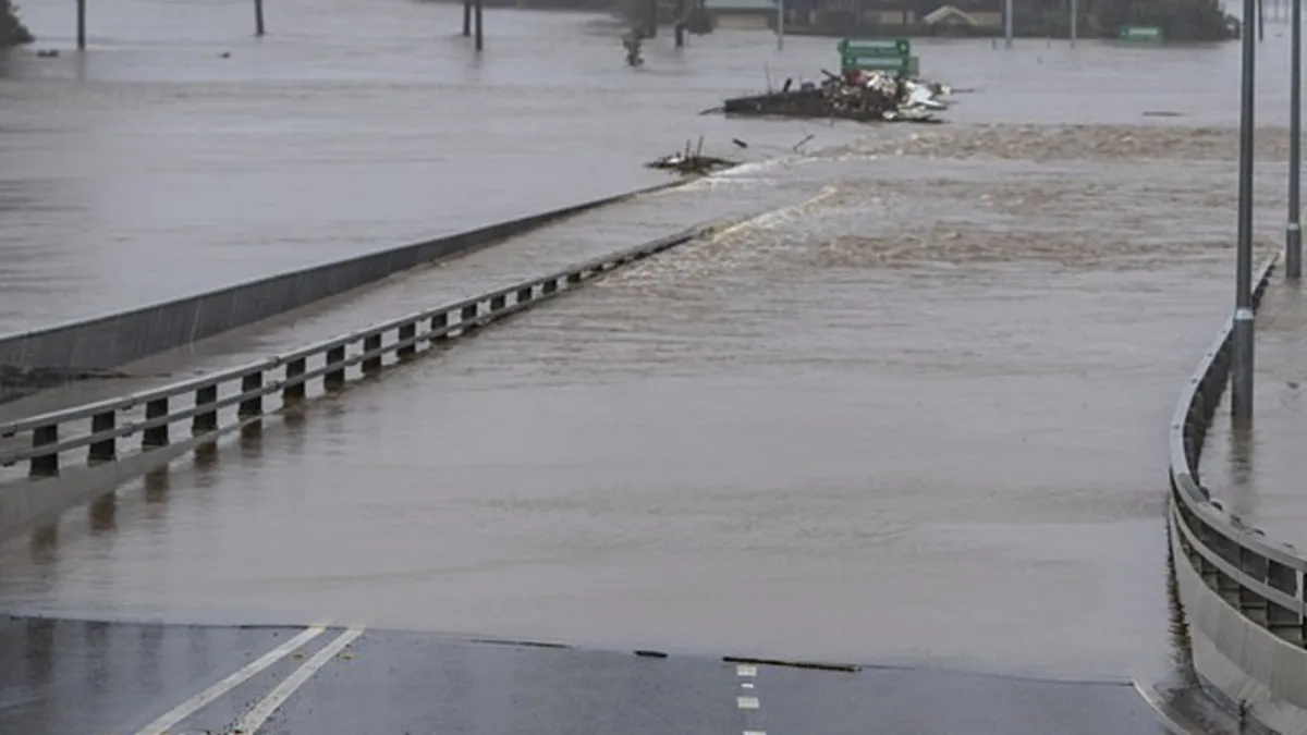 Avustralya’yı tropikal siklon vurdu: Binlerce ev ve iş yeri elektriksiz kaldı