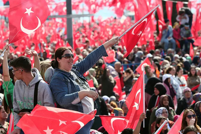 son-dakika-haberi-baskan-erdogandan-izmirde-onemli-aciklamalar-coskulu-kalabaliga-sesleniyor-1682779673011.jpg