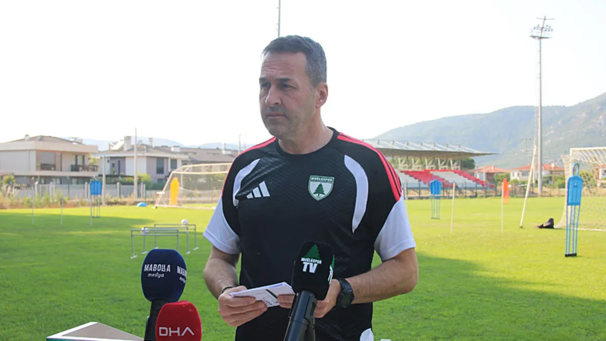 Muğlaspor Teknik Direktörü Yalçın Koşukavak bir açıklama yaparken.