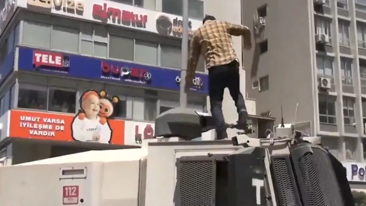 CHP'li provokatör iş başında! TOMA’ya çıkıp tekmeledi