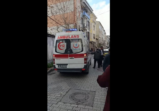 son-dakika-fatihte-sokak-ortasinda-ev-sahibi-vahseti-kiracisini-acimasizca-katletti-goruntuler-korkunc-1765351373098.gif (916×640)