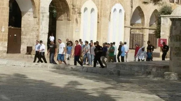 İsrail güçleri Mescid-i Aksa'yı bastı