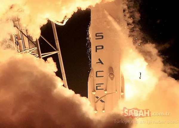 SpaceX kargo roketinin yakınında UFO görüldü! Elon Musk sahibi olduğu SpaceX’in canlı yayınında...