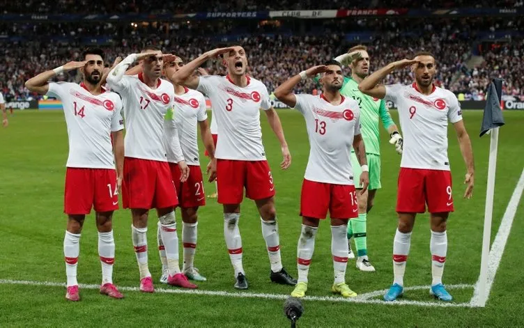 Fransa  Türkiye maçında coşku dolu anlar! A Milliler golü asker selamı ile kutladı, maçtan sonra ise...
