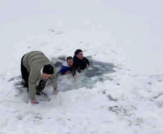derenin-uzerinde-ziplarken-buz-kirilinca-suya-dustuler-o-anlar-kamerada-1767865315824.jpg