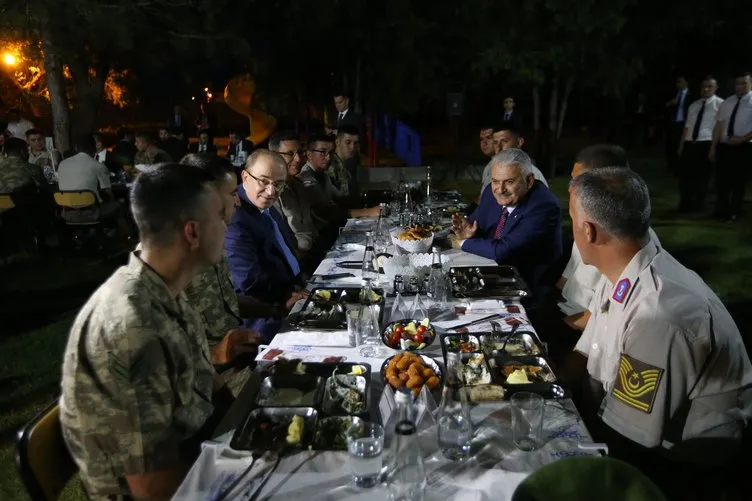 Başbakan Yıldırım, Temelli Jandarma Karakolu’nda iftar etti