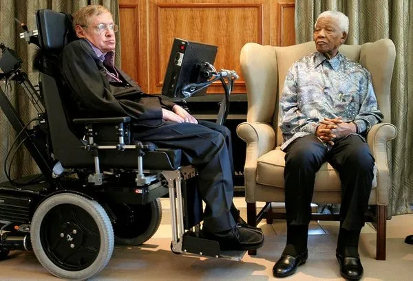 Stephen Hawking hayatını kaybetti